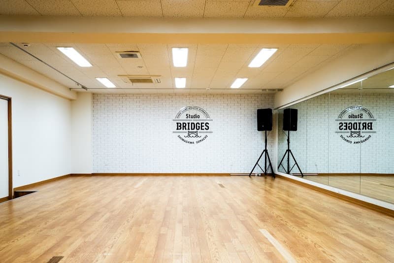 Studio BRIDGES | 24時間営業のダンススタジオ - メイン